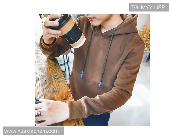 足球明星连帽卫衣时尚潮流新选择让你在球场与街头都能尽显风采